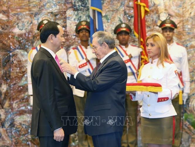 Trong ảnh: Chủ tịch Hội đồng Nhà nước và Hội đồng Bộ trưởng Cuba Raul Castro trao tặng Huân chương Jose Marti cho Chủ tịch nước Trần Đại Quang trong chuyến thăm hữu nghị chính thức Cuba, ngày 16/11/2016, tại Thủ đô la Habana. Ảnh: Nhan Sáng-TTXVN