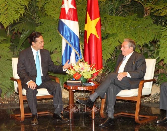 Trong ảnh: Thủ tướng Nguyễn Tấn Dũng và Chủ tịch Hội đồng Nhà nước và Hội đồng Bộ trưởng Cuba Raul Castro Ruz hội đàm tại Cung Cách mạng ở Thủ đô Havana, chiều 27/3/2014, trong chuyến thăm chính thức Cuba từ ngày 26 - 28/3/2014. Ảnh: Đức Tám – TTXVN