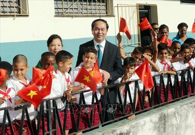 Trong ảnh: Trong chương trình thăm chính thức Cuba, chiều 16/11/2016, tại Thủ đô La Habana, Chủ tịch nước Trần Đại Quang và Phu nhân đến thăm Trường Tiểu học Nguyễn Văn Trỗi. Ảnh: Nhan Sáng-TTXVN