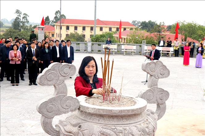 Trong ảnh: Bí thư Tỉnh ủy Bắc Ninh Đào Hồng Lan dâng hương tưởng niệm đồng chí Ngô Gia Tự. Ảnh: Đinh Văn Nhiều-TTXVN