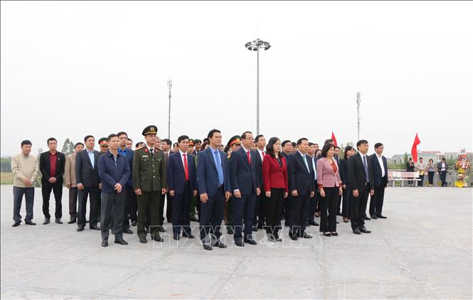 Trong ảnh: Lãnh đạo tỉnh Bắc Ninh dâng hương tưởng niệm đồng chí Ngô Gia Tự. Ảnh: Đinh Văn Nhiều-TTXVN