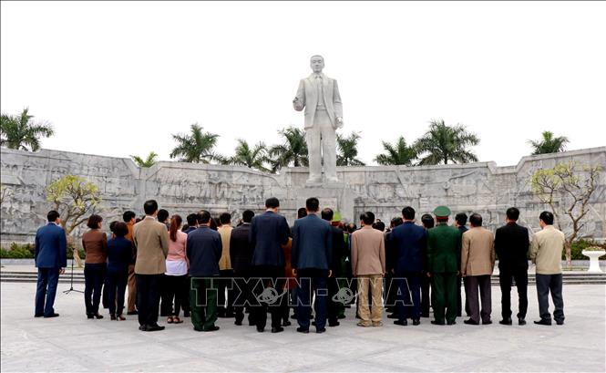 Trong ảnh: Lãnh đạo tỉnh Bắc Ninh dâng hương tưởng niệm đồng chí Ngô Gia Tự. Ảnh: Đinh Văn Nhiều-TTXVN