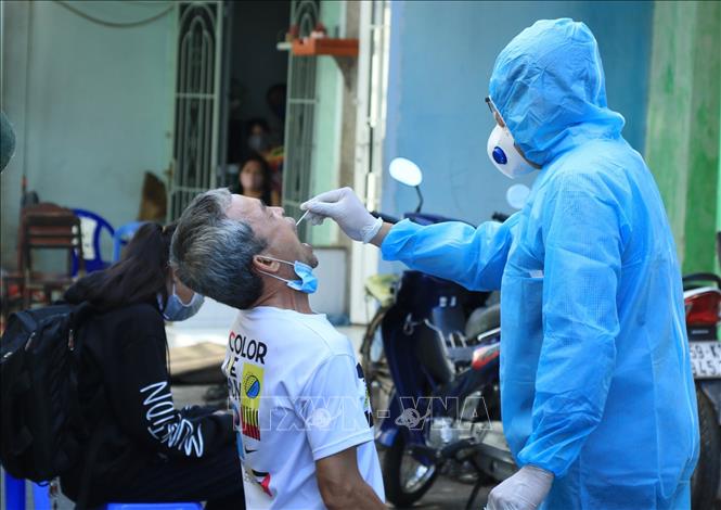 Trong ảnh: Nhân viên y tế lấy mẫu xét nghiệm người dân trong khu vực Lô E, Lò Gốm (Phường 7, Quận 6). Ảnh: Đinh Hằng - TTXVN
