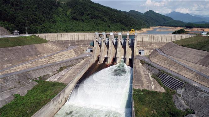 Trong ảnh: Hồ Tả Trạch vận hành xả điều tiết nước. Ảnh: Đỗ Trưởng – TTXVN