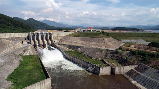 Trong ảnh: Hồ Tả Trạch vận hành xả điều tiết nước. Ảnh: Đỗ Trưởng – TTXVN