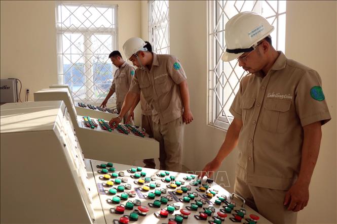 Trong ảnh: Đội ngũ kỹ sư vận hành hồ thủy lợi Tả Trạch. Ảnh: Đỗ Trưởng – TTXVN