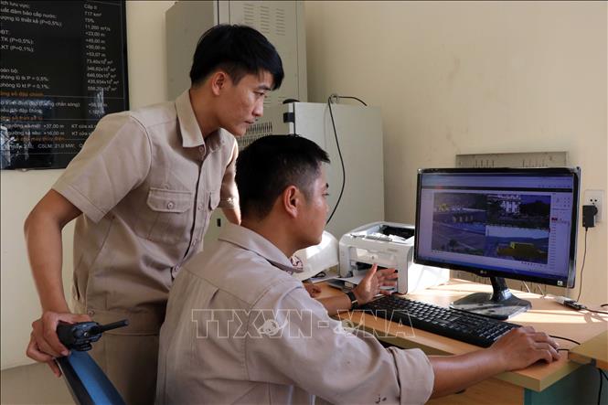 Trong ảnh: Đội ngũ kỹ sư vận hành hồ thủy lợi Tả Trạch. Ảnh: Đỗ Trưởng – TTXVN