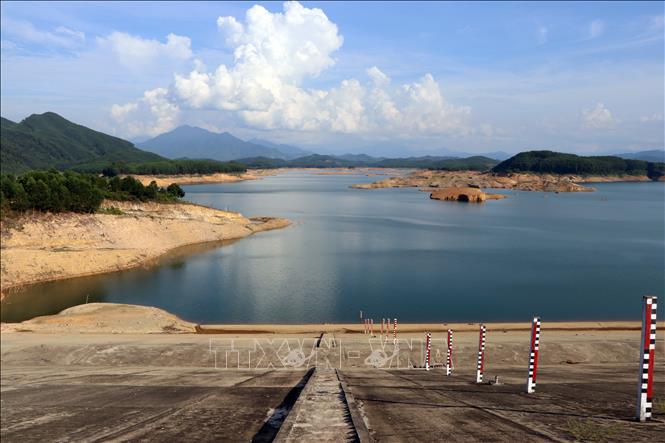 Trong ảnh: Nước trong lòng hồ thủy lợi Tả Trạch được xả xuống thấp trước khi bước vào mùa cao điểm của mưa lũ hàng năm. Ảnh: Đỗ Trưởng – TTXVN
