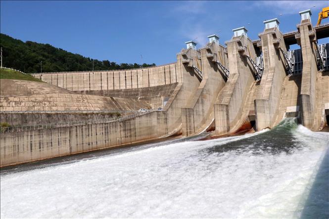 Trong ảnh: Hồ Tả Trạch vận hành xả điều tiết nước. Ảnh: Đỗ Trưởng – TTXVN