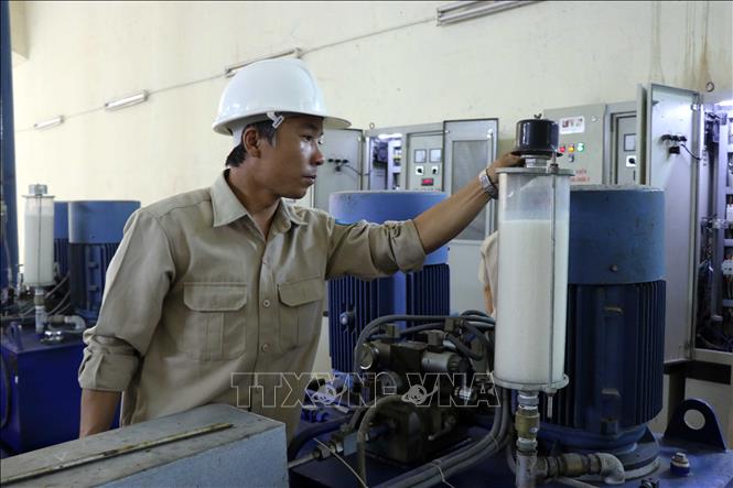 Trong ảnh: Kiểm tra hệ thống vận hành hồ thủy lợi Tả Trạch. Ảnh: Đỗ Trưởng – TTXVN