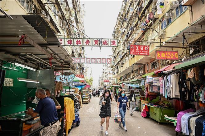 Trong ảnh: Một phố mua sắm ở Hong Kong, Trung Quốc. Ảnh: AFP/TTXVN