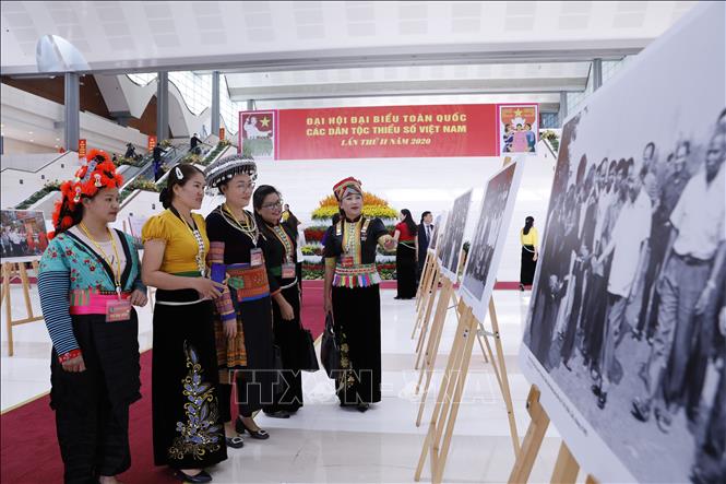 Photo: Delegates visit a photo show on the sidelines of the congress. VNA Photo