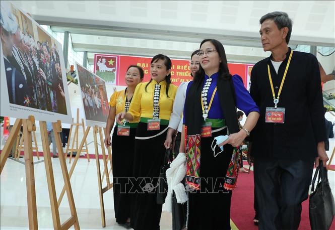 Photo: Delegates visit a photo show on the sidelines of the congress. VNA Photo