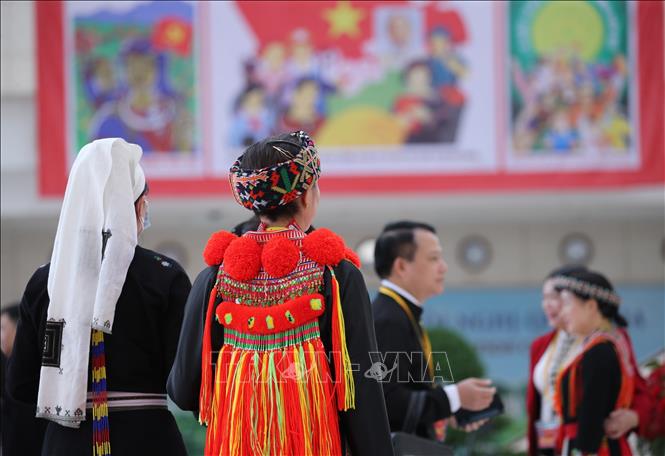 Photo: Delegates in their traditional costumes attend the session. VNA Photo