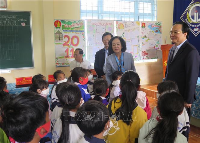 Trưởng Ban Dân vận Trung ương Trương Thị Mai thăm hỏi các cháu học sinh trường Phổ thông dân tộc bán trú Tiểu học - Trung học cơ sở Tu Mơ Rông. Ảnh: Dư Toán – TTXVN