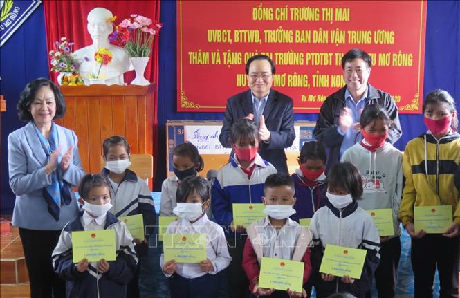 Trưởng Ban Dân vận Trung ương Trương Thị Mai tặng quà cho các em học sinh trường Phổ thông dân tộc bán trú Tiểu học - Trung học cơ sở Tu Mơ Rông. Ảnh: Dư Toán – TTXVN.