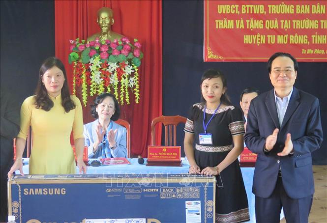 Bộ trưởng Bộ Giáo dục và Đào tạo Phùng Xuân Nhà tặng quà cho thầy và trò trường Tiểu học xã Đăk Hà. Ảnh: Dư Toán – TTXVN.