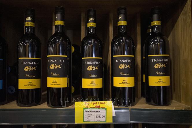 Trong ảnh: Rượu vang nhập khẩu từ Australia được bày bán tại một cửa hàng ở Bắc Kinh, Trung Quốc ngày 18/8/2020. Ảnh: AFP/TTXVN