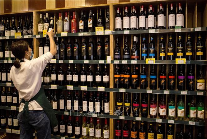 Trong ảnh: Rượu vang nhập khẩu từ Australia được bày bán tại một cửa hàng ở Bắc Kinh, Trung Quốc ngày 18/8/2020. Ảnh: AFP/TTXVN