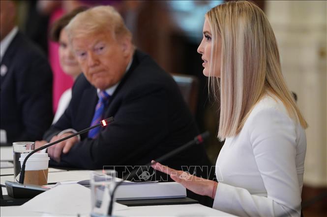 Trong ảnh (tư liệu): Con gái đồng thời là cố vấn cấp cao của Tổng thống Mỹ Donald Trump, bà Ivanka Trump (phải) tại một cuộc họp ở Washington DC., ngày 26/6/2020. Ảnh: AFP/TTXVN