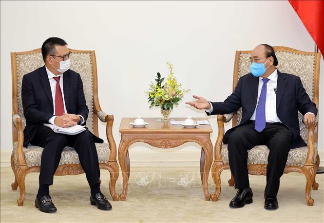 Photo: Prime Minister Nguyen Xuan Phuc (R) talks to SCG President and CEO Roongrote Rangsiyopash (L). VNA Photo: Thống Nhất