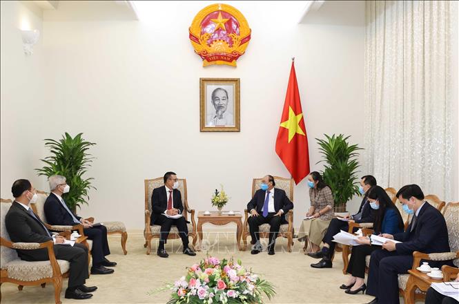 Photo: Prime Minister Nguyen Xuan Phuc (R) talks to SCG President and CEO Roongrote Rangsiyopash (L). VNA Photo: Thống Nhất