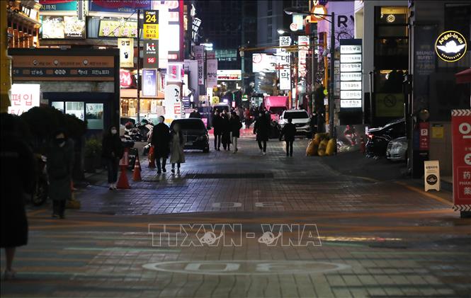 Trong ảnh: Cảnh vắng vẻ trên đường phố tại Seoul, Hàn Quốc ngày 3/12/2020 trong bối cảnh dịch COVID-19 lan rộng. Ảnh: Yonhap/ TTXVN