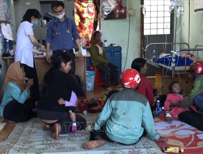 Trong ảnh: Các nạn nhân đang được cấp cứu tại Trung tâm y tế huyện Chư Pưh. Ảnh: TTXVN phát