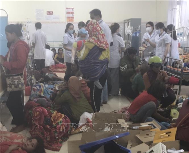 Trong ảnh: Các nạn nhân đang được cấp cứu tại Trung tâm y tế huyện Chư Pưh. Ảnh: TTXVN phát