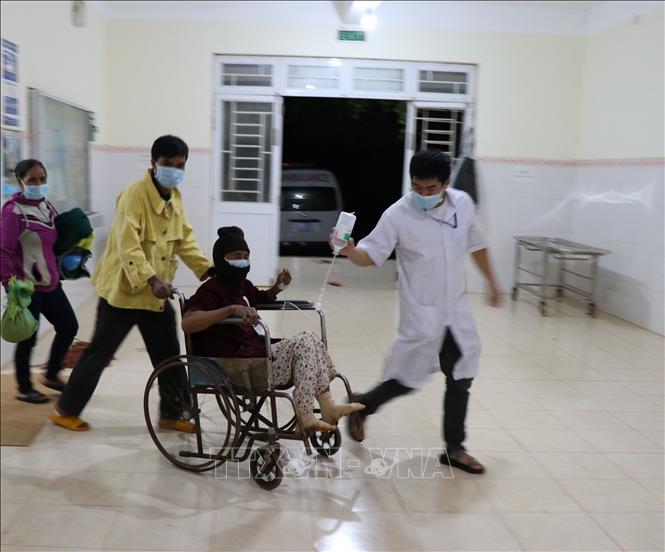 Trong ảnh: Sở Y tế tỉnh Gia Lai đã tập trung toàn bộ nhân lực đội ngũ y, bác sỹ, điều dưỡng tại Trung tâm y tế huyện Chư Pưh, Chư Sê và Phú Thiện để ứng cứu kịp thời công tác cấp cứu, điều trị cho bệnh nhân. Ảnh: Hồng Điệp - TTXVN 