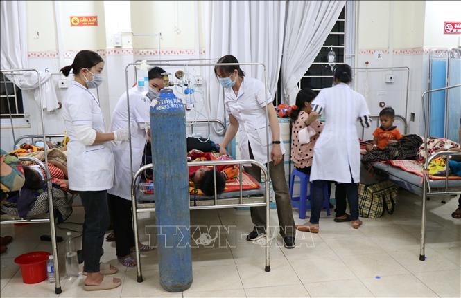 Trong ảnh: Sở Y tế tỉnh Gia Lai đã tập trung toàn bộ nhân lực đội ngũ y, bác sỹ, điều dưỡng tại Trung tâm y tế huyện Chư Pưh, Chư Sê và Phú Thiện để ứng cứu kịp thời công tác cấp cứu, điều trị cho bệnh nhân. Ảnh: Hồng Điệp - TTXVN 
