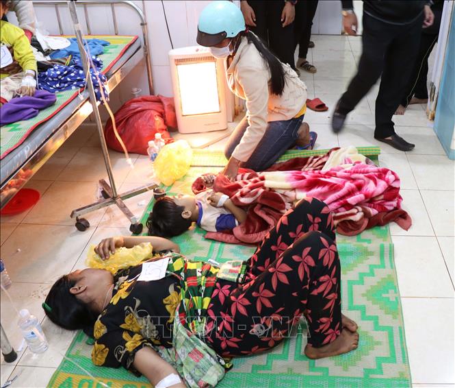 Trong ảnh: Các giường bệnh kín chỗ, các bệnh nhân phải nằm la liệt dưới nền nhà. Ảnh: Hồng Điệp - TTXVN 