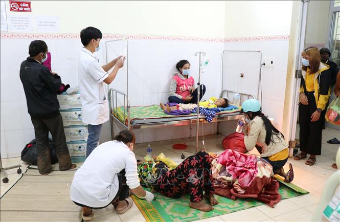 Trong ảnh: Các giường bệnh kín chỗ, các bệnh nhân phải nằm la liệt dưới nền nhà. Ảnh: Hồng Điệp - TTXVN 