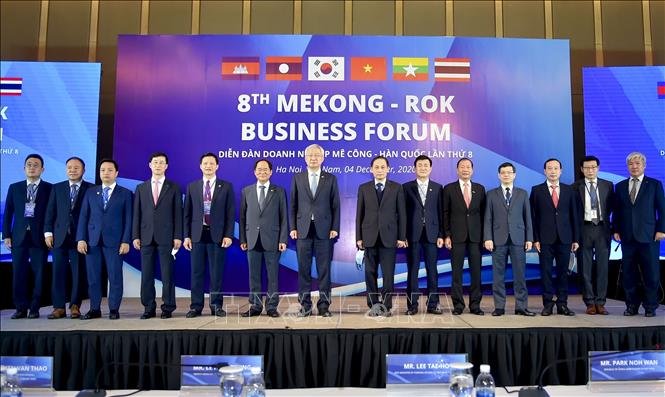 Photo: Vietnamese Deputy Minister of Foreign Affairs Le Hoai Trung (7thR), Korean Deputy Minister of Foreign Affairs Lee  Tae-ho (8thR) and other delegates at the forum. VNA Photo
