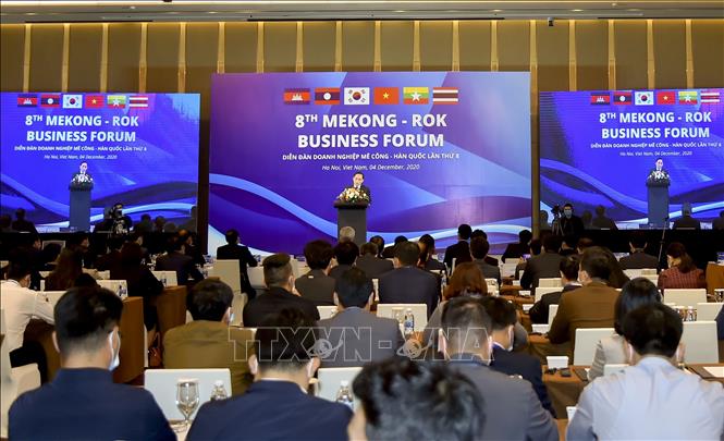 Photo: Deputy Minister of Foreign Affairs Le Hoai Trung speaks at the forum. VNA Photo
