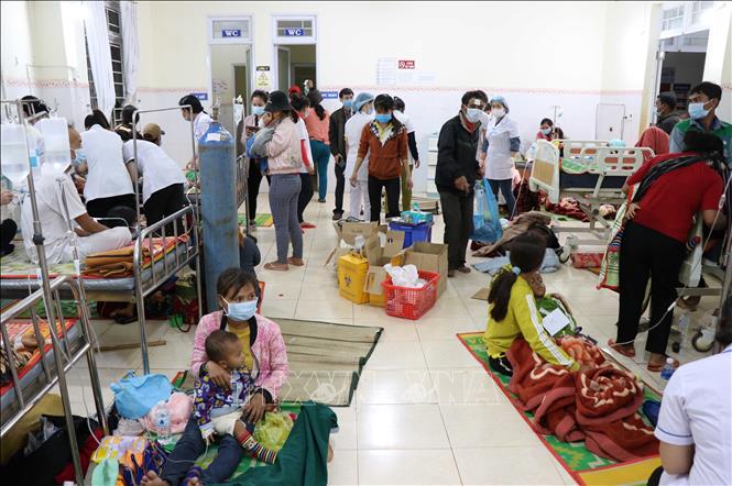 Trong ảnh: Bác sỹ, điều dưỡng tại Trung tâm y tế huyện Chư Pưh, Chư Sê và Phú Thiện cấp cứu, điều trị cho bệnh nhân. Ảnh: Hồng Điệp - TTXVN 