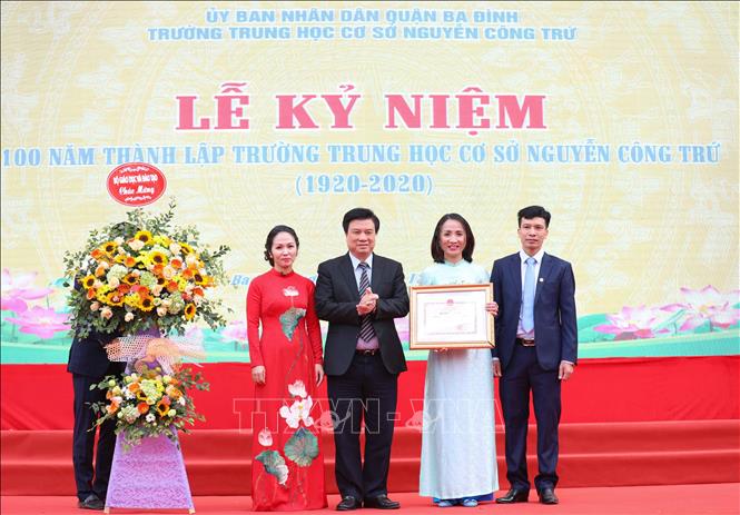 Trong ảnh: Thứ trưởng Bộ Giáo dục và Đào tạo Nguyễn Hữu Độ trao Bằng khen của Bộ trưởng Bộ Giáo dục và Đào tạo cho Trường THCS Nguyễn Công Trứ. Ảnh: Thanh Tùng - TTXVN