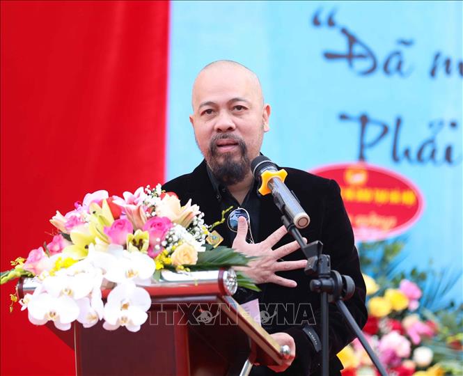 Trong ảnh: NSƯT Đức Hùng, đại diện các thế hệ học sinh cũ của nhà trường phát biểu trong lễ kỷ niệm. Ảnh: Thanh Tùng - TTXVN