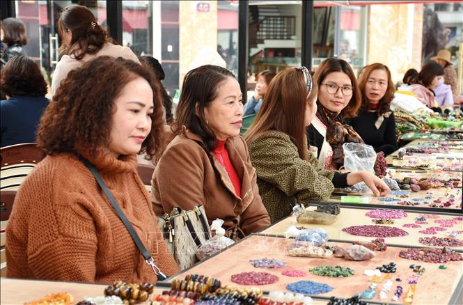Trong ảnh: Chợ đá quý hiện có gần 100 bàn đá. Mỗi bàn đá ở đây có số lượng hàng giá trị vài trăm triệu đồng, thậm chí có những bàn lên tới hàng tỷ đồng. Ảnh: Tuấn Anh-TTXVN