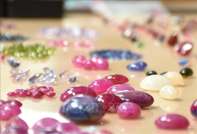 Trong ảnh: Sản phẩm đá quý được bày bán nhiều nhất ở đây là Ruby, Saphia... những dòng đá quý có giá trị nhất. Ảnh: Tuấn Anh-TTXVN