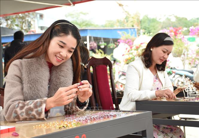 Trong ảnh: Điều đặc biệt ở đây là những người kinh doanh chủ yếu là chị em phụ nữ. Ảnh: Tuấn Anh-TTXVN