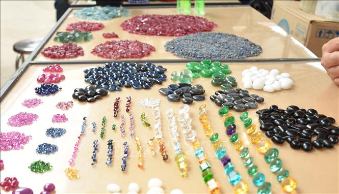 Trong ảnh: Những viên đá quý có giá trị từ vài trăm nghìn, thậm chí hàng trăm triệu đồng được bày bán trên mặt bàn gỗ mà chẳng cần khóa. Ảnh: Tuấn Anh-TTXVN