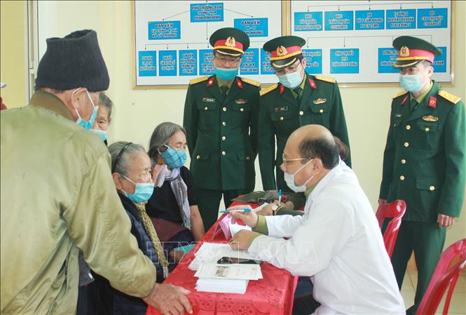 Trong ảnh: Bác sỹ khám bệnh, tư vấn sức khỏe cho người dân xã Triệu Thành. Ảnh: Hồ Cầu - TTXVN