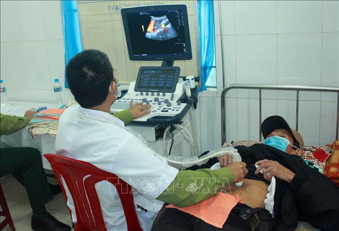 Trong ảnh: Bác sỹ khám bệnh cho người dân xã Triệu Thành. Ảnh: Hồ Cầu - TTXVN