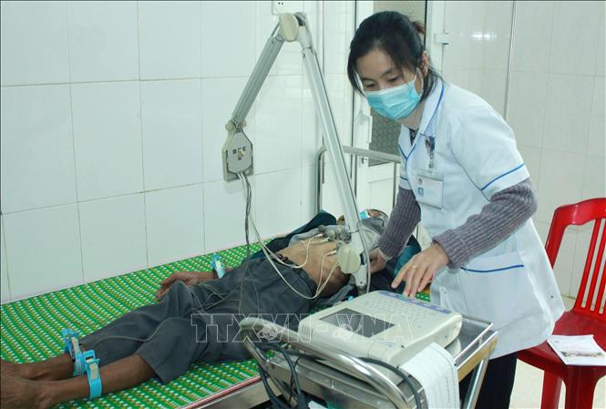 Trong ảnh: Bác sỹ khám, điều trị bệnh cho người dân xã Triệu Thành. Ảnh: Hồ Cầu - TTXVN