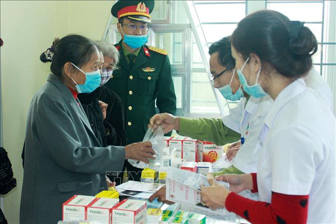 Trong ảnh: Bác sỹ cấp phát thuốc miễn phí cho người dân xã Triệu Thành. Ảnh: Hồ Cầu - TTXVN