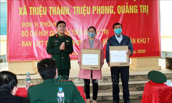 Trong ảnh: Bệnh viện Quân y 268 tặng vở và bút cho Trường Tiểu học và Trường THCS xã Triệu Thành. Ảnh: Hồ Cầu-TTXVN