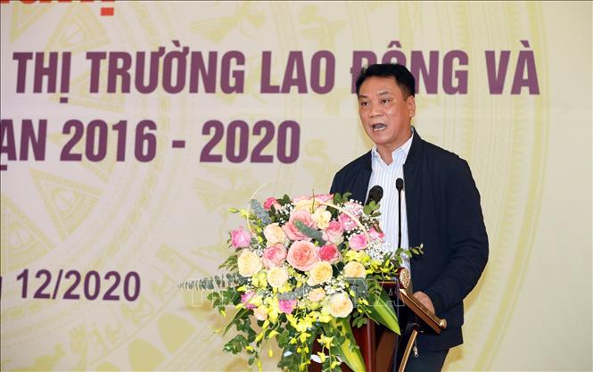 Trong ảnh: Ông Tào Bằng Huy, Phó Cục trưởng Cục Việc làm (Bộ Lao động – Thương binh và Xã hội) báo cáo tổng hợp, đánh giá kết quả thực hiện dự án Phát triển thị trường lao động và việc làm giai đoạn 2016 – 2020. Ảnh: Anh Tuấn – TTXVN