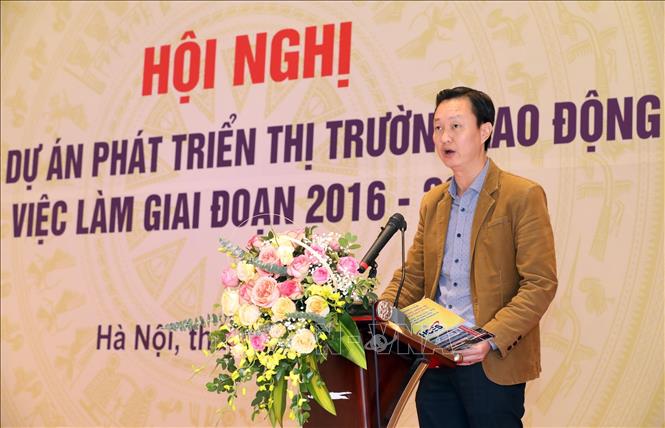 Trong ảnh: Ông Vũ Quang Thành, Phó Giám đốc Trung tâm Dịch vụ việc làm Thành phố Hà Nội trình bày tham luận tại hội nghị. Ảnh: Anh Tuấn – TTXVN