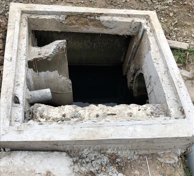 Trong ảnh: Ống thoát nước bị vỡ vẫn được dùng để thi công. Ảnh: Huỳnh Sử - TTXVN